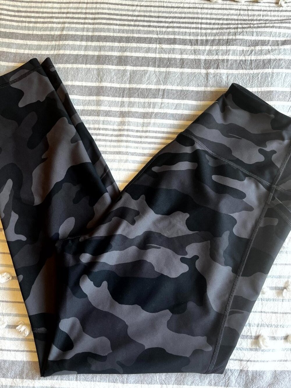 Old Navy Active High Rise PowerSoft 7/8 Pocket Black & Gray Camo Leggings in XL